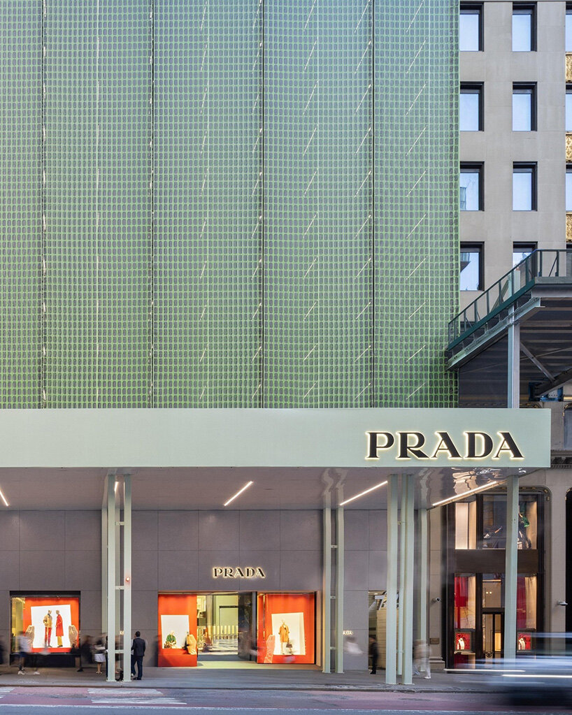 Строительные леса как архитектура: Prada превратила временное в постоянное