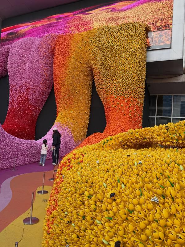 В Шанхае из старого нефтяного резервуара «выплеснулись» 380 тысяч цветов LEGO