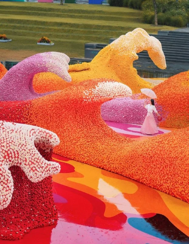 В Шанхае из старого нефтяного резервуара «выплеснулись» 380 тысяч цветов LEGO