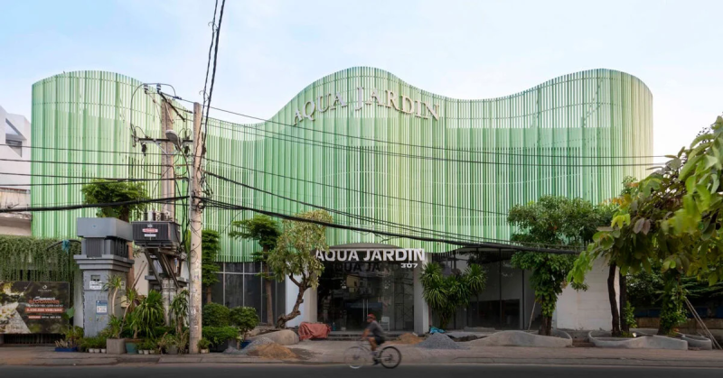 Повторно использованные деревянные панели образуют волнообразный фасад свадебной площадки в аква-жардине во Вьетнаме