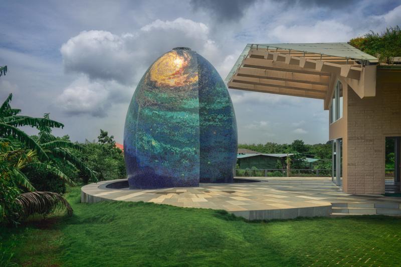 Сакет Сетхи строит садовый храм в форме яйца рядом с сельским индийским домом