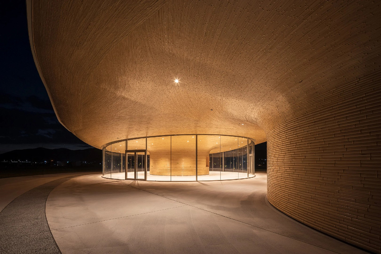 Kengo Kuma увенчал скульптурный общественный центр крышей из бамбука