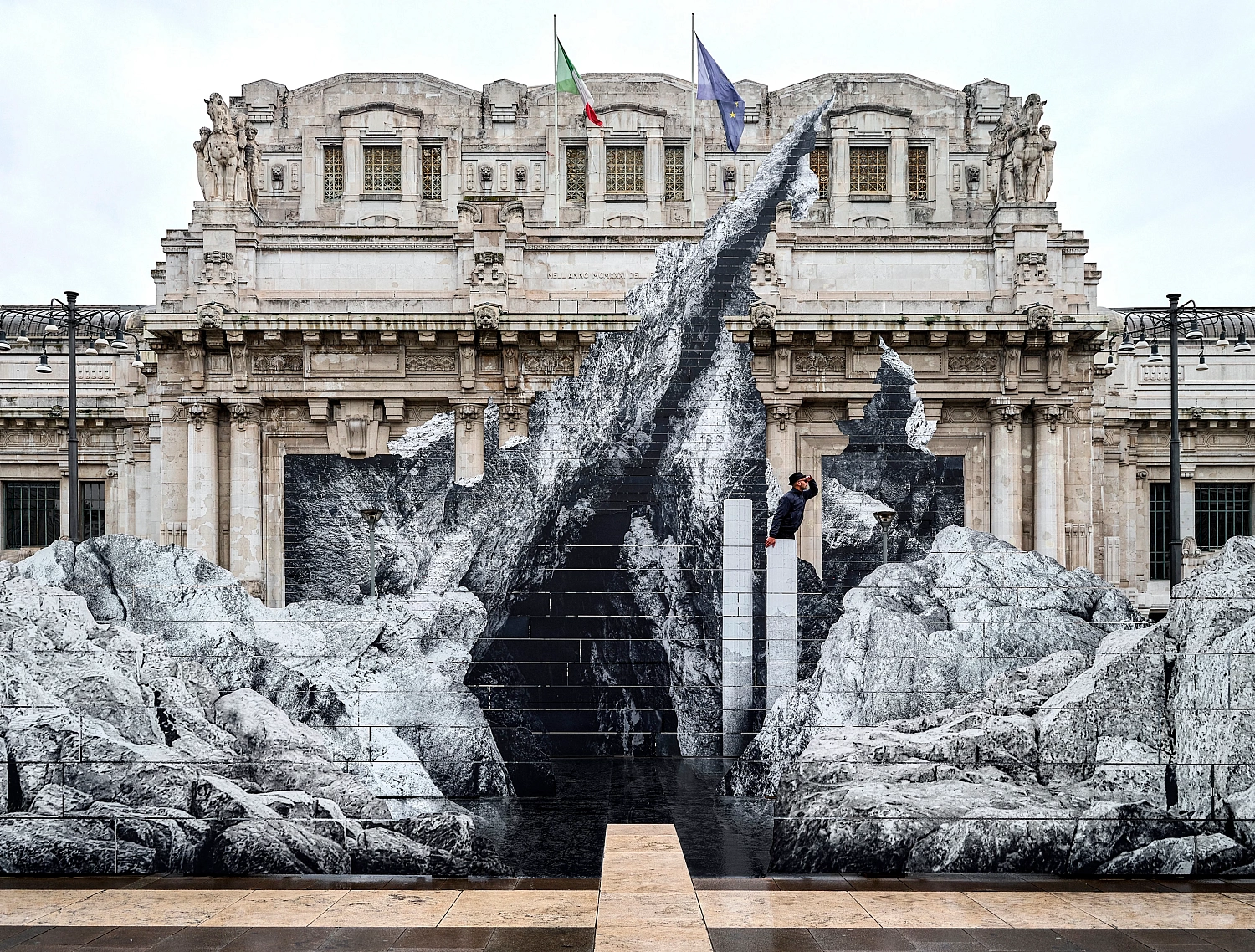 Французский художник превращает Центральный вокзал в скалистый пейзаж