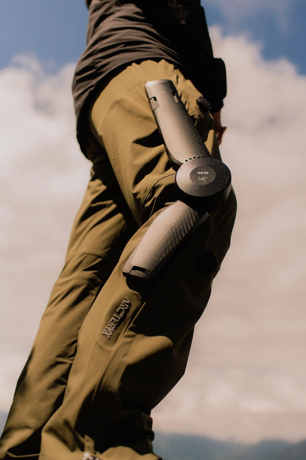 «Первые в мире электрические штаны» от Arc'teryx и Skip будут заряжать туристов во время ходьбы 