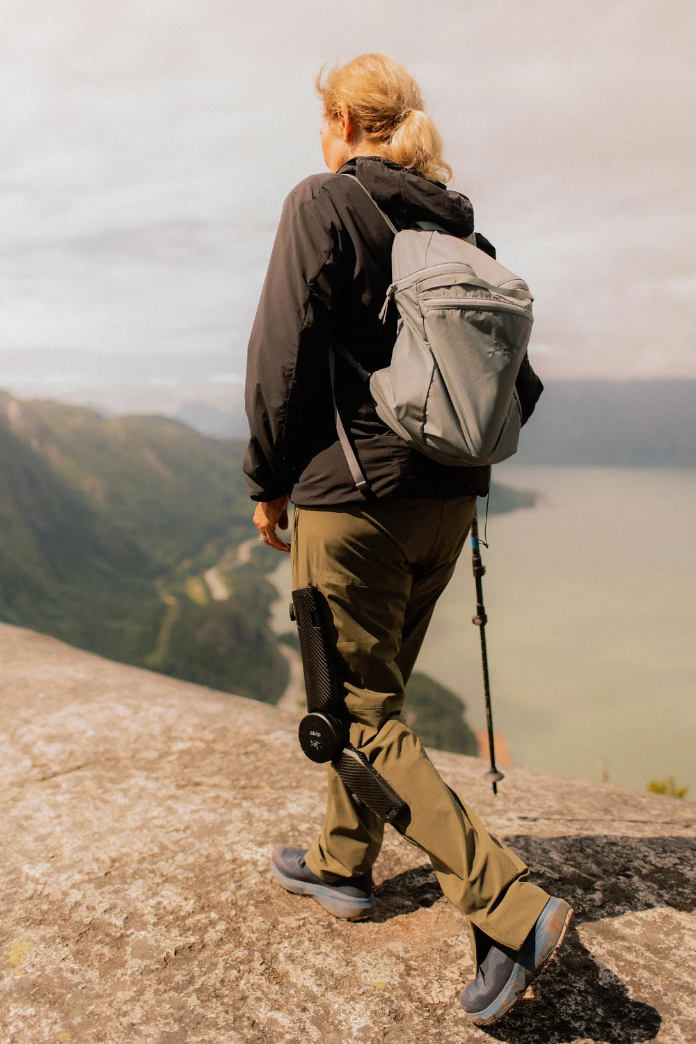 «Первые в мире электрические штаны» от Arc'teryx и Skip будут заряжать туристов во время ходьбы 