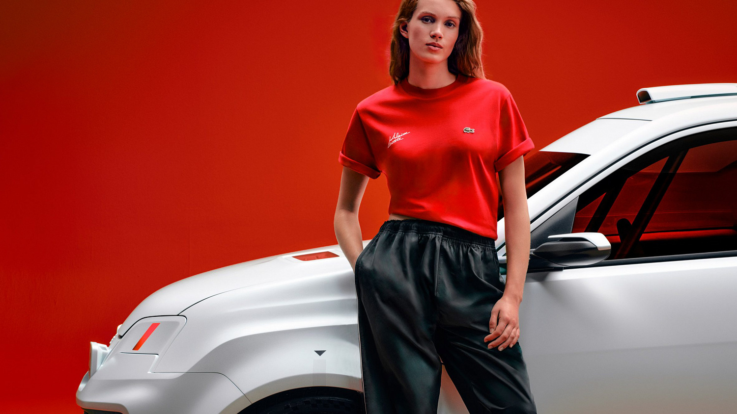 Крокодил на раллийной трассе: как Lacoste и Alpine превратили электрокар в модный арт-объект