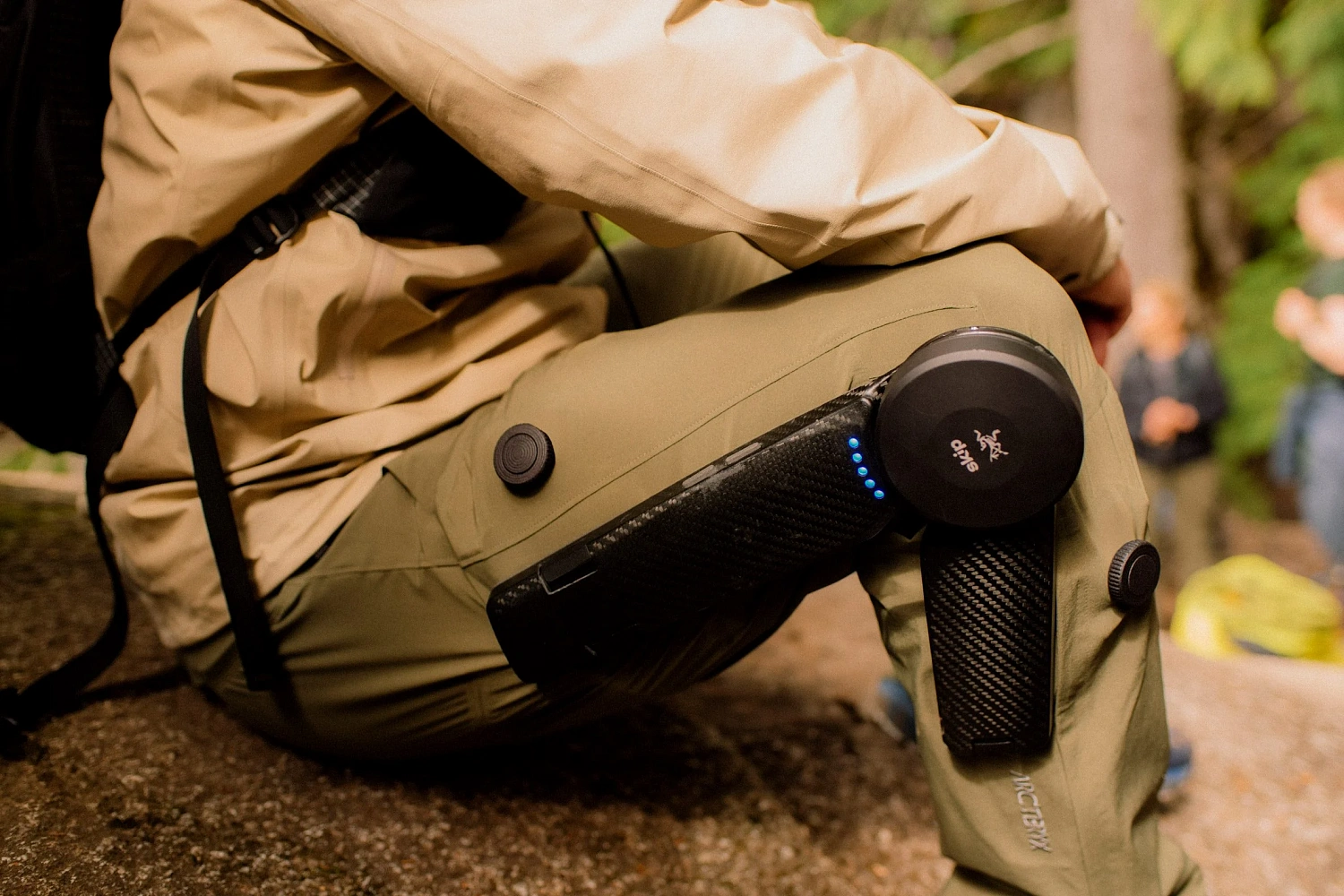 «Первые в мире электрические штаны» от Arc'teryx и Skip будут заряжать туристов во время ходьбы 